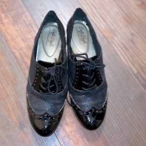 Short heeled dress shoes